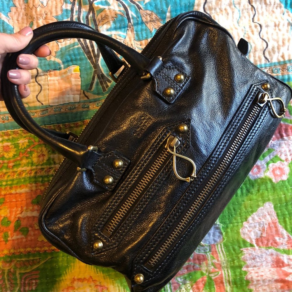 Black leather Gucci handle bag with gold-tone hard